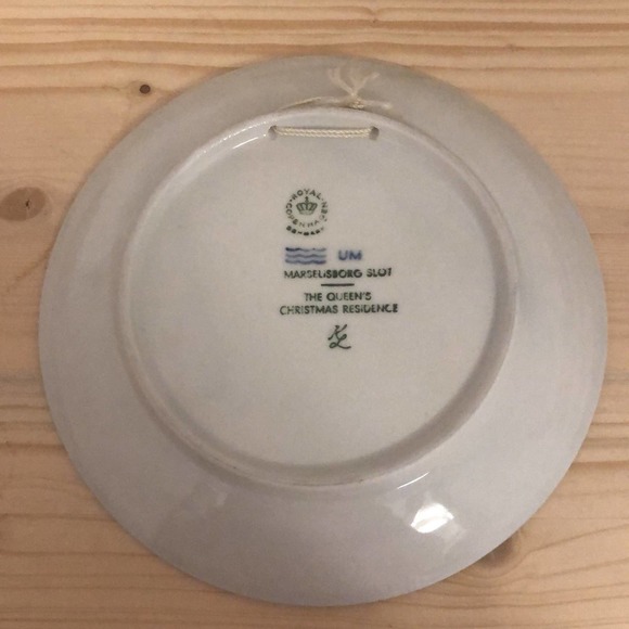 Royal Copenhagen, Christmas plate, 1975. The queens Christmas‎ residence. EUC - Picture 2 of 2